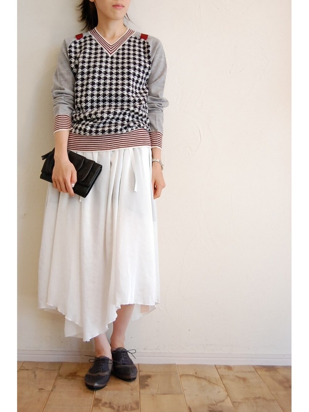 グレー系のニット/セーター、ホワイト系のスカート、その他のその他シューズを着用したレディースの秋コーディネートの1枚目の写真