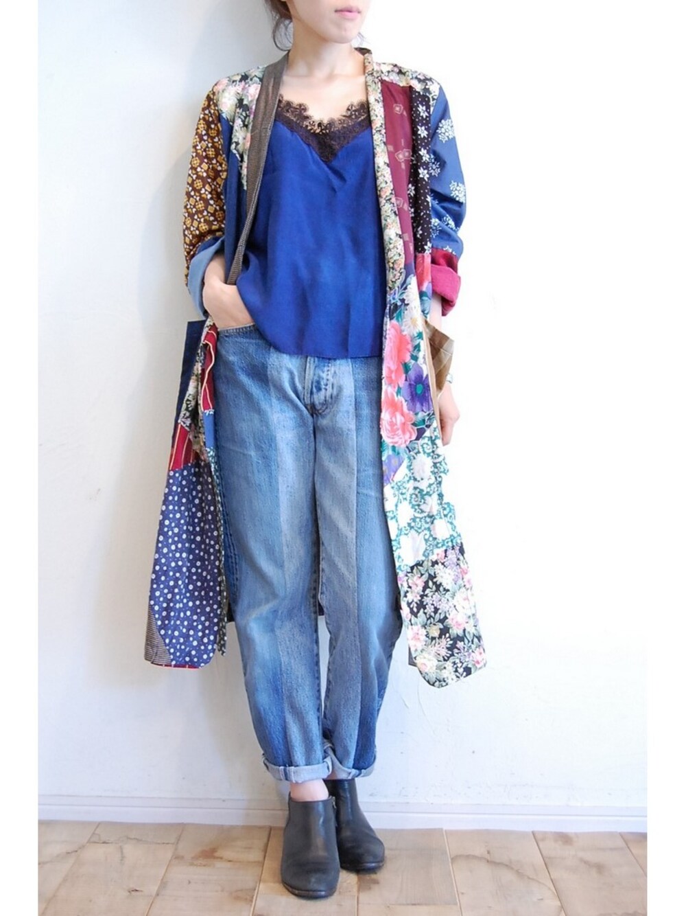 「デニム、秋のコーデ、レース、ガウン、rehersall、大人コーデ、古着MIX、パンツスタイル、ootd、カジュアルコーデ」｜「RehersalLのシルクレースキャミソール（キャミソール、ブルー系）」を使った、chaosbohemiaさん（レディース・156cm）の秋コーディネートの1枚目の写真