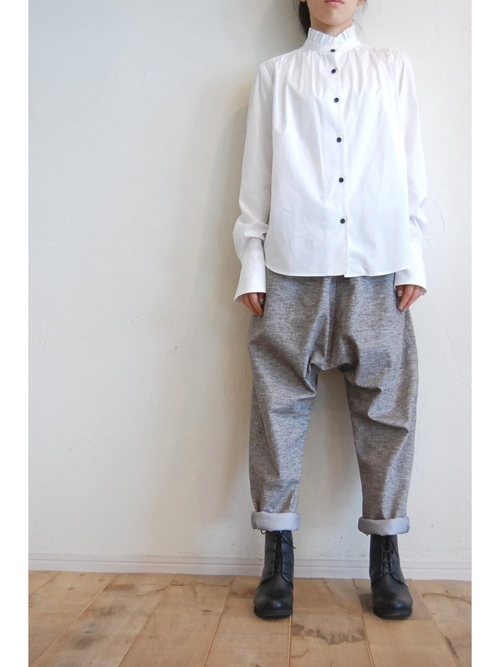 ホワイト系のシャツ/ブラウス、グレー系のその他パンツ、ブラック系のブーツを着用したレディースの秋コーディネートの1枚目の写真