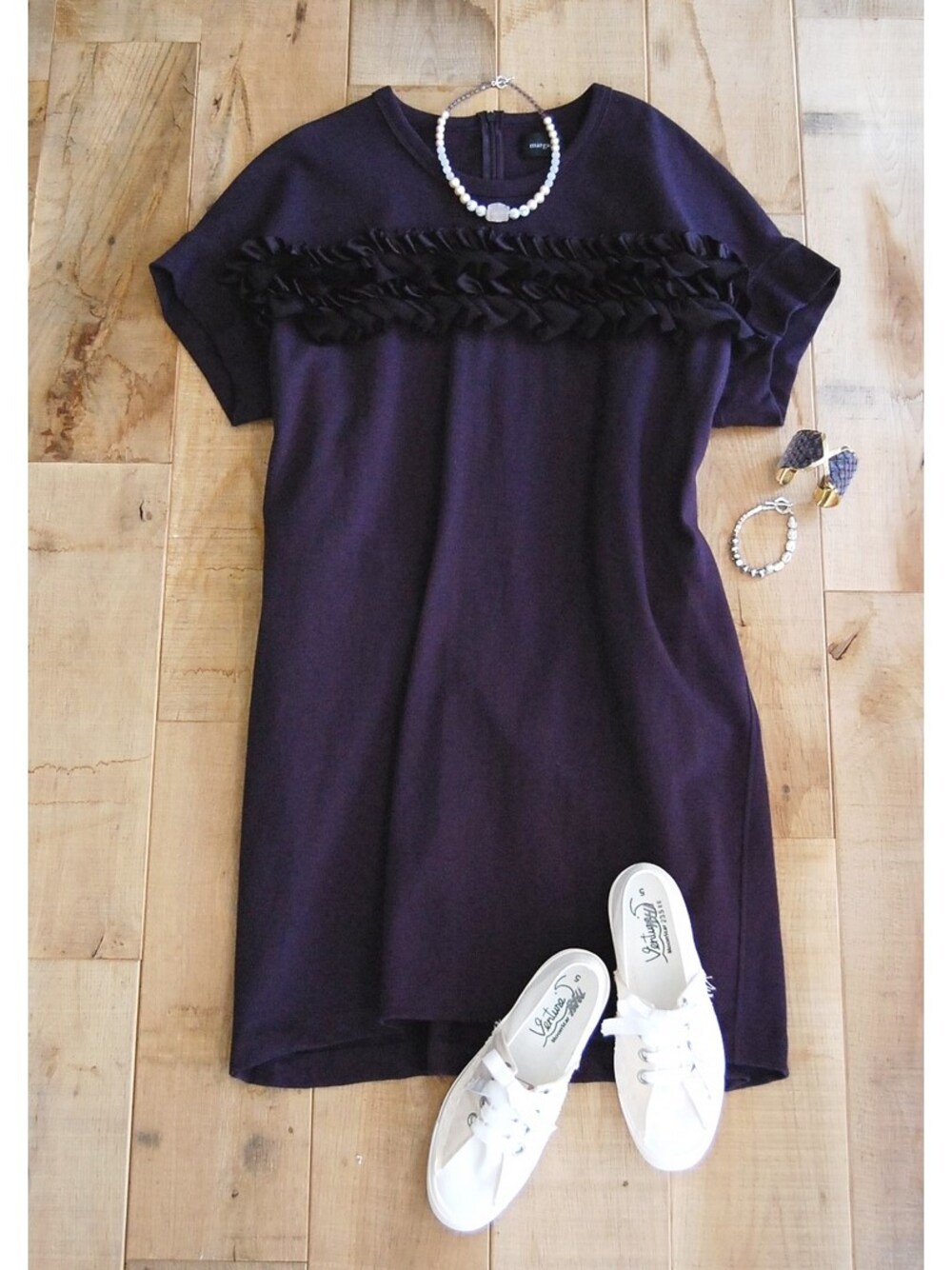 ブルー系のワンピース、ホワイト系のスニーカーを着用したレディースの秋コーディネートの1枚目の写真