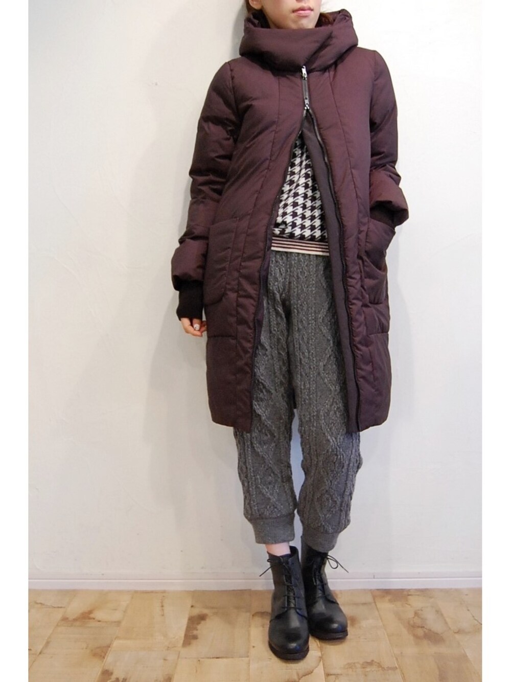 ブラック系のダウンジャケット/コート、グレー系のニット/セーター、グレー系のその他パンツを着用したレディースの秋コーディネートの1枚目の写真