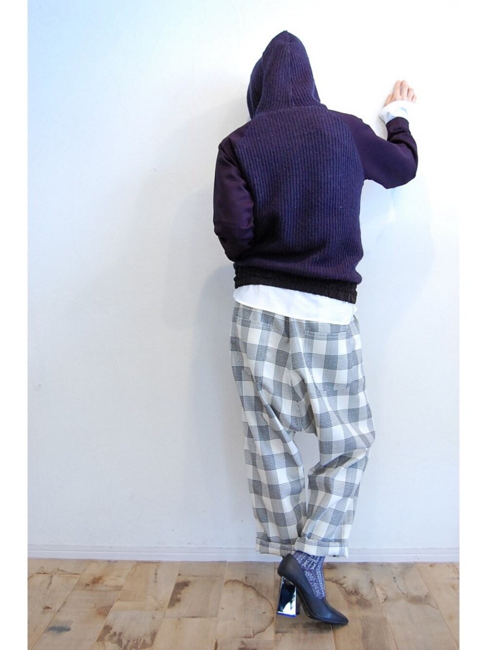 ブルー系のパーカー、グレー系のその他パンツ、ブラック系のパンプスを着用したレディースの秋コーディネートの1枚目の写真