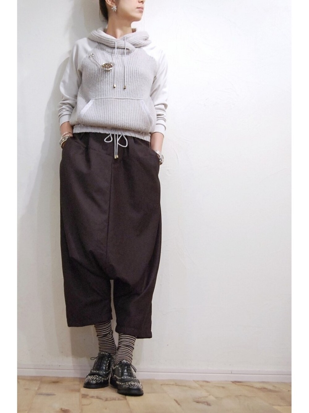 グレー系のパーカー、ブラック系のその他パンツを着用したレディースの秋コーディネートの1枚目の写真