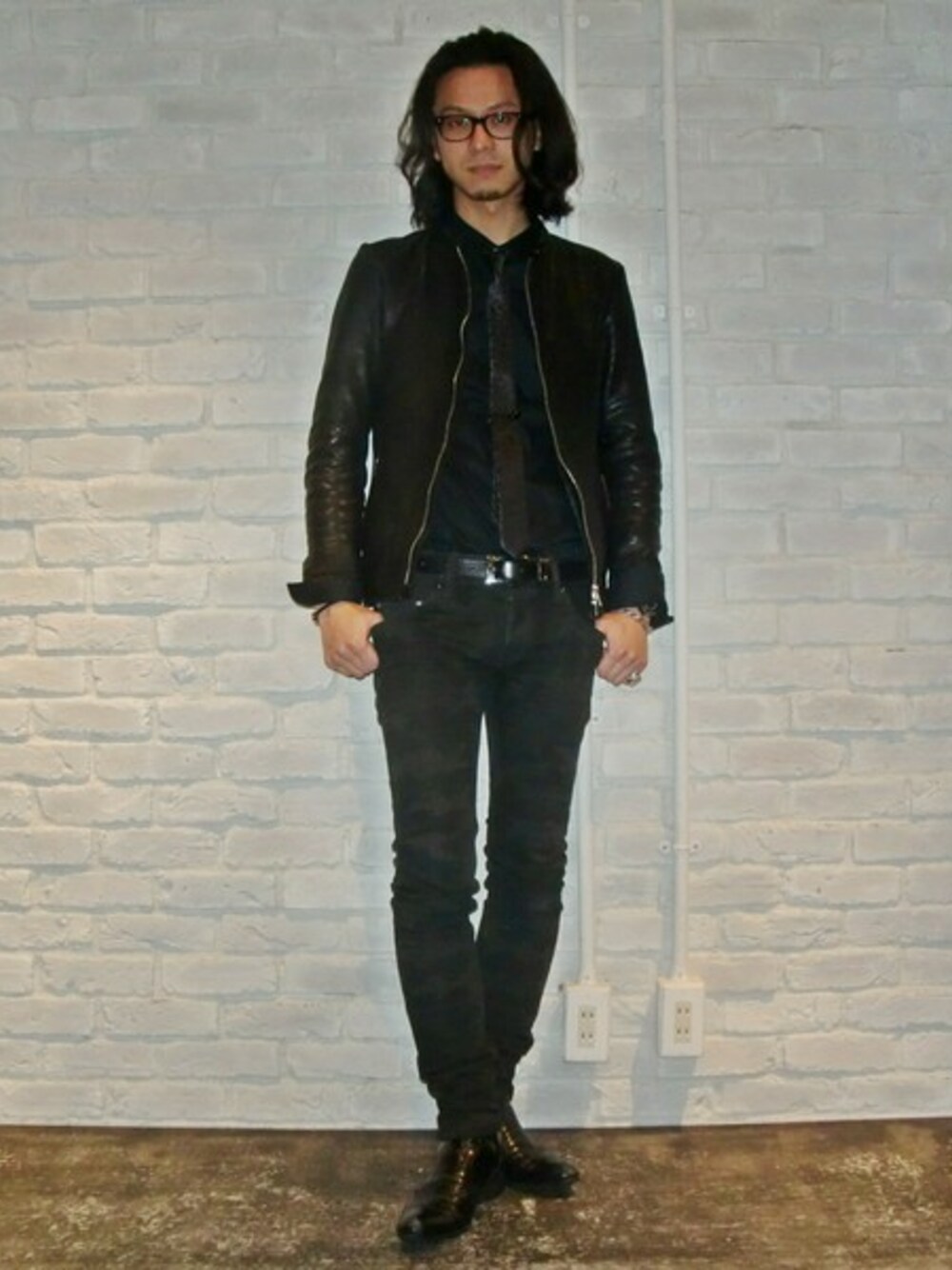 ブラック系のライダースジャケット、ブラック系のネクタイ、ブラック系のシャツ/ブラウスを着用したメンズの秋コーディネートの1枚目の写真