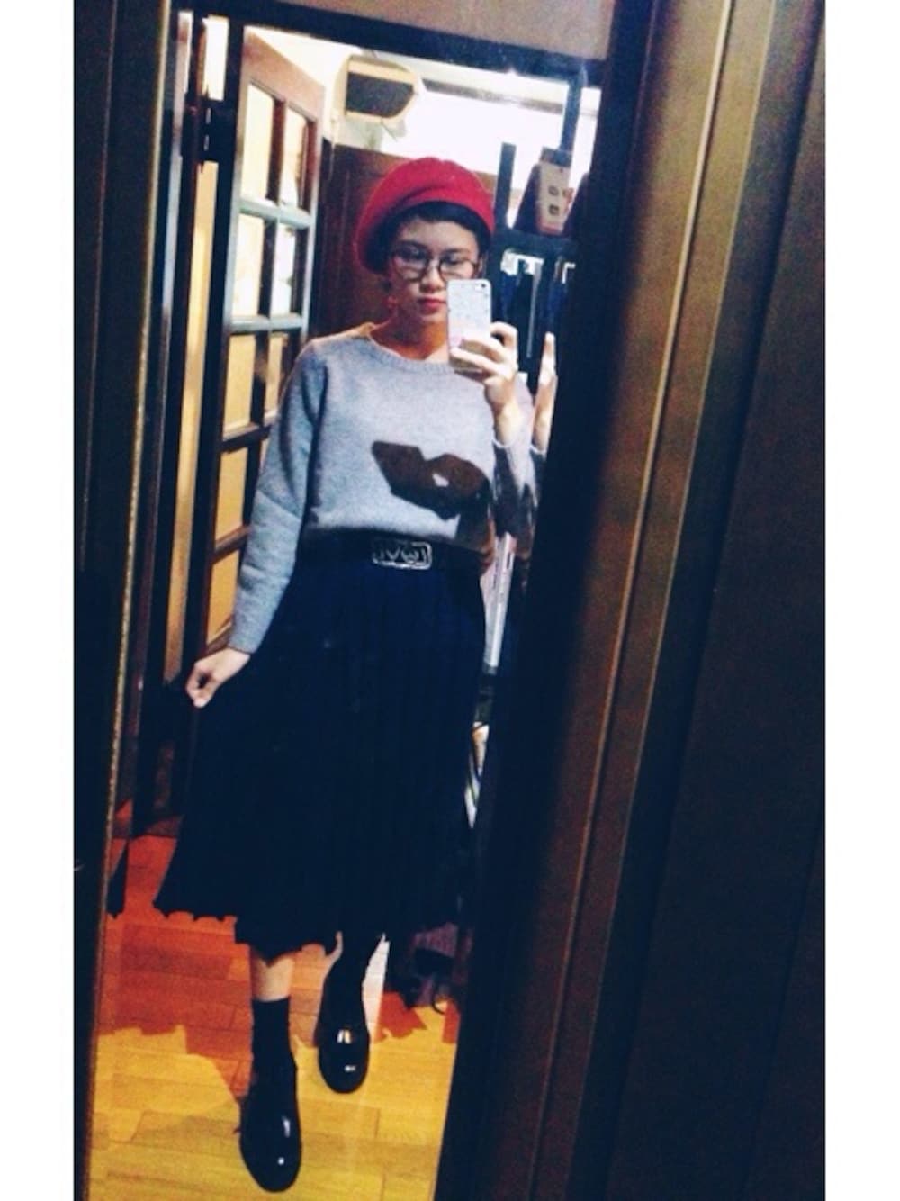 「ベレー帽、ダテメガネ、tricot COMME des GARCONS、プリーツスカート、グレー、セーター」｜「ZARAのアイテム（ニット/セーター、グレー系）」を使った、葉月さん（レディース・150cm）の秋コーディネートの1枚目の写真