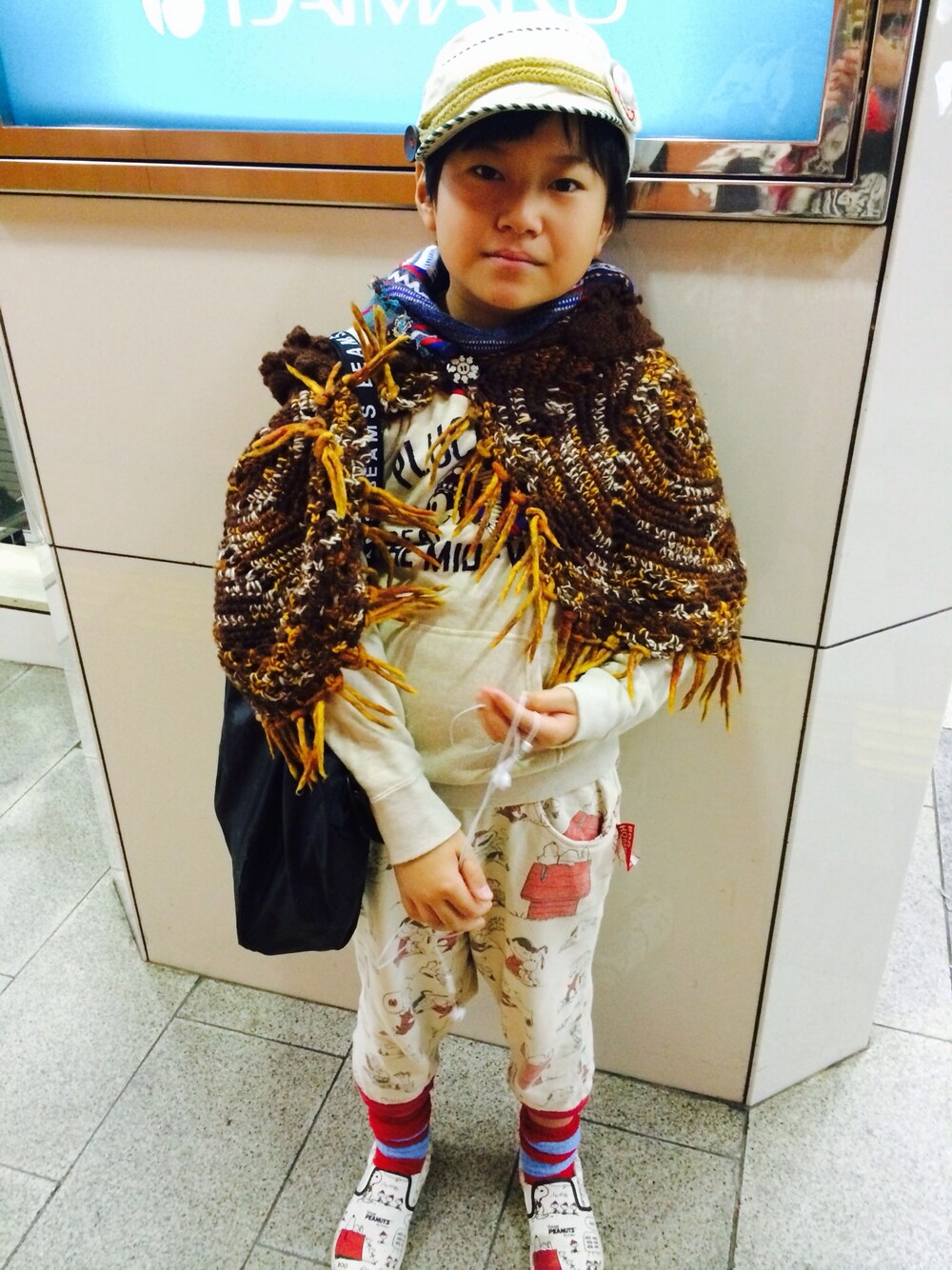 「BOOFOOWOOのアイテム（ポンチョ、ブラウン系）」を使った、小城原颯太さん（キッズ・143cm）の冬コーディネートの1枚目の写真