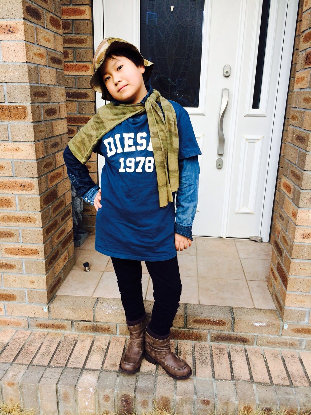 「ダンガリーシャツ、デニムシャツ」｜「DIESELのSMEY-SET TUTA（セットアップ、ブラック系）」を使った、小城原颯太さん（キッズ・143cm）の冬コーディネートの1枚目の写真