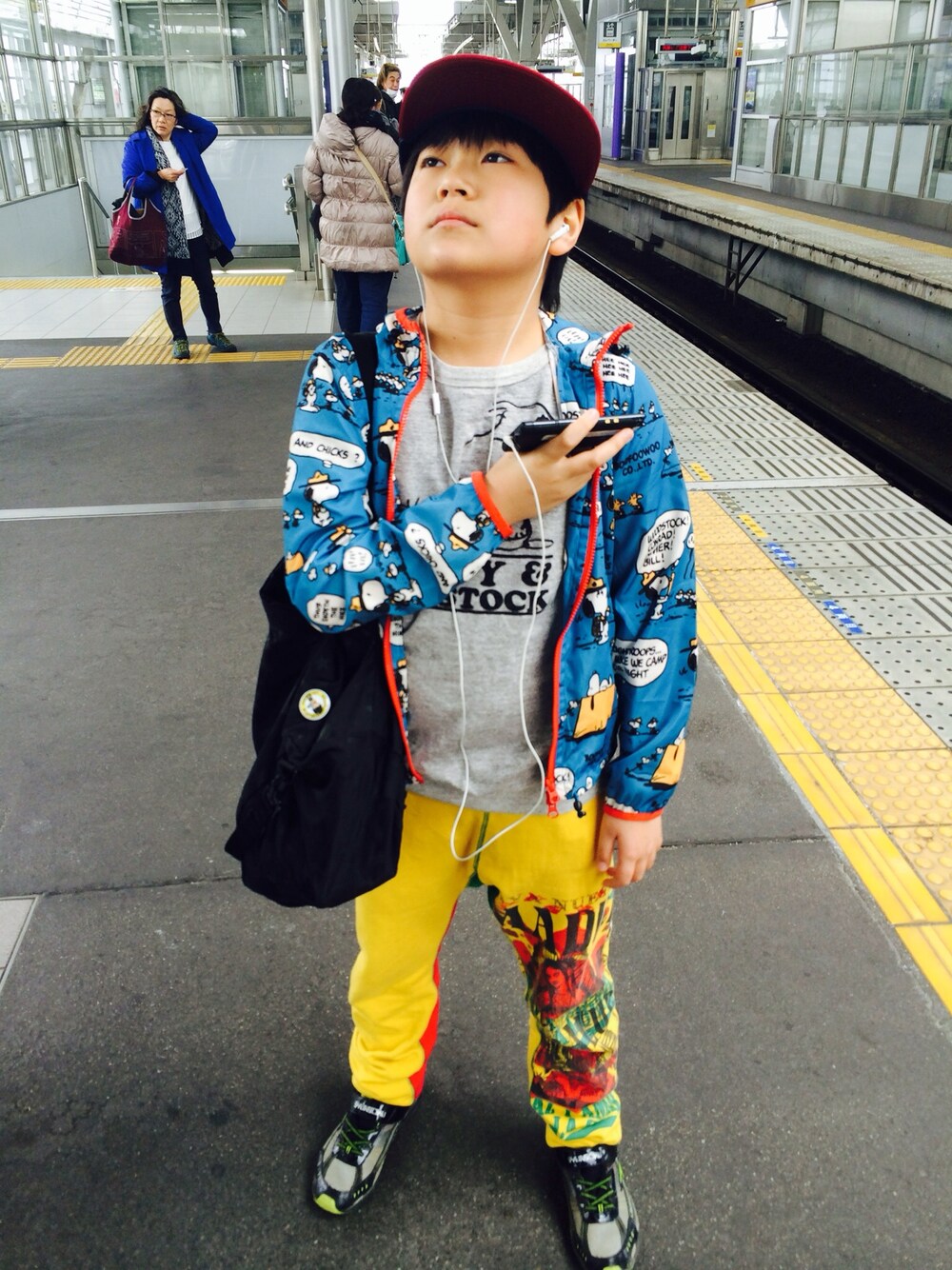「パジャマパンツ、スヌーピー、キャップ、パーカー」｜「HYSTERIC GLAMOURのDIZZY & MILKY pt メッシュキャップ（キャップ、その他）」を使った、小城原颯太さん（キッズ・143cm）の春コーディネートの1枚目の写真