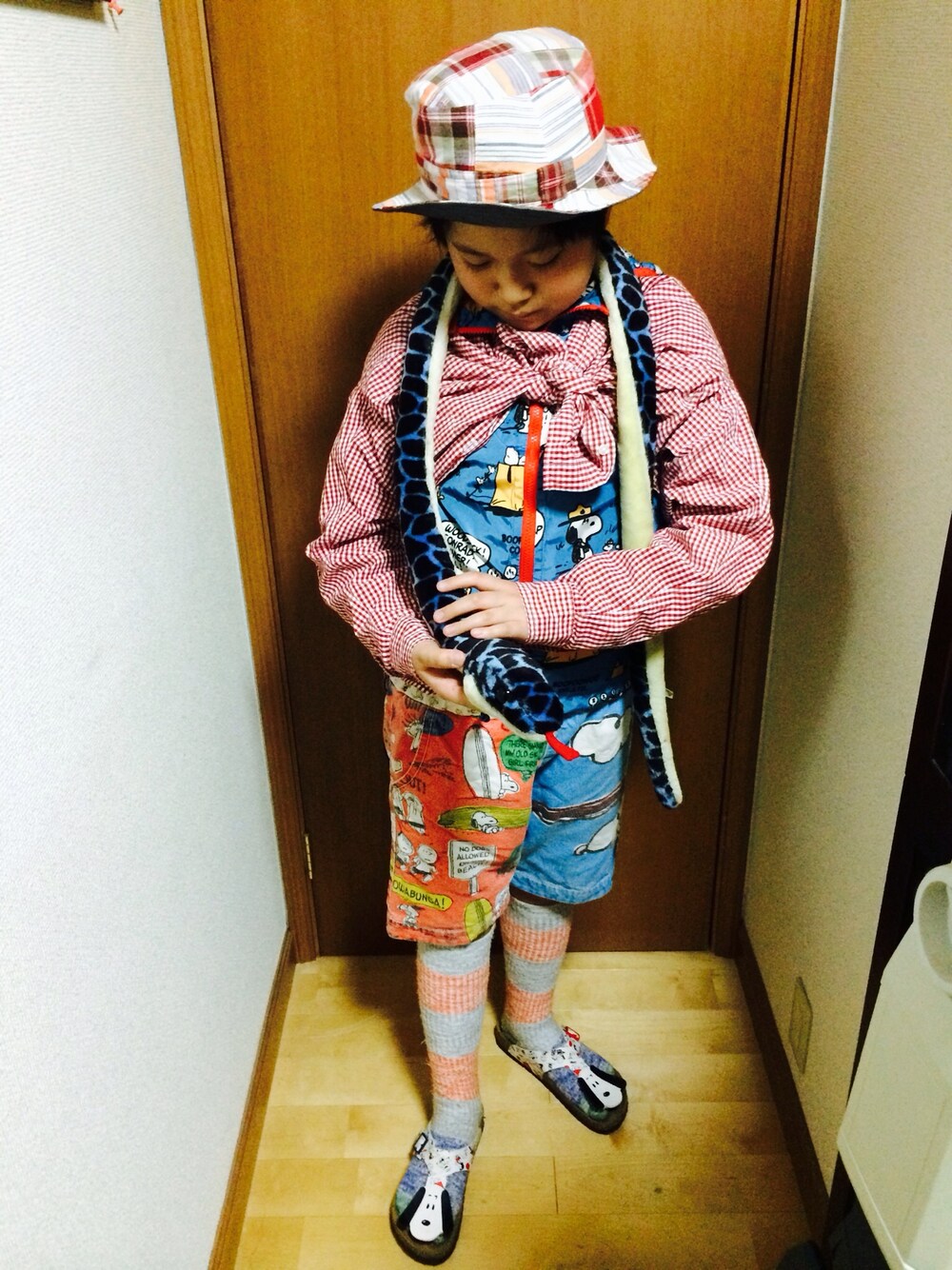 「サンダル×靴下、パーカー×シャツ、ブーフーウーWEARコンテスト、シャツ×パーカー、ラインソックス」｜「SHIPSのSHIPS KIDS:パッチワーク/クールマックス リバーシブル ハット 15SS（ハット、レッド系）」を使った、小城原颯太さん（キッズ・143cm）の春コーディネートの1枚目の写真
