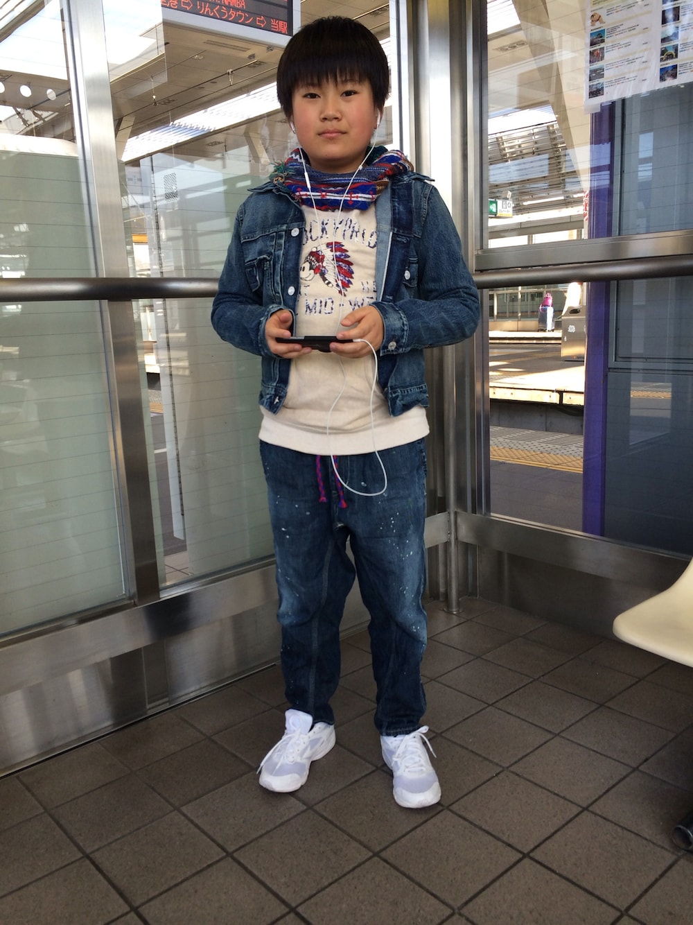 「デニムオンデニム、デニム＆ダンガリー、ミッキー」｜「DENIM DUNGAREEのアイテム（パーカー、ベージュ系）」を使った、小城原颯太さん（キッズ・149cm）の春コーディネートの1枚目の写真