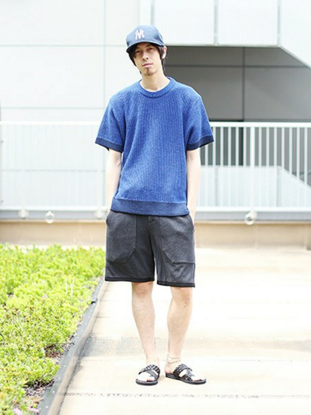 「キャップ、ショートパンツ、MR.OLIVE、STUDIOUS、サンダル、STUDIOUS SELECT(STUDIOUS SELECT)、半袖ニット、WRAPINKNOT」｜「WRAPINKNOTの【WRAPINKNOT×STUDIOUS】LIMITED ﾐｯｸｽｶﾗｰS/Sﾆｯﾄ（ニット/セーター、ブルー系）」を使った、MIYAGIさん（メンズ・178cm）の夏コーディネートの1枚目の写真
