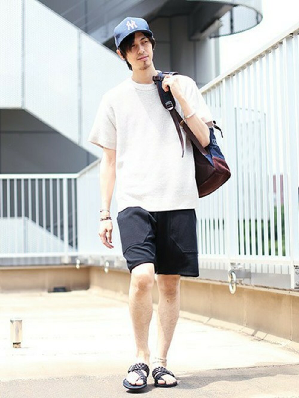 「STUDIOUS、サンダル、ショーツ、STUDIOUS SELECT(STUDIOUS SELECT)、半袖ニット、WRAPINKNOT、masterpiece、racal」｜「WRAPINKNOTの【WRAPINKNOT×STUDIOUS】ミックスカラーS/Sニット（ニット/セーター、グレー系）」を使った、MIYAGIさん（メンズ・178cm）の夏コーディネートの1枚目の写真