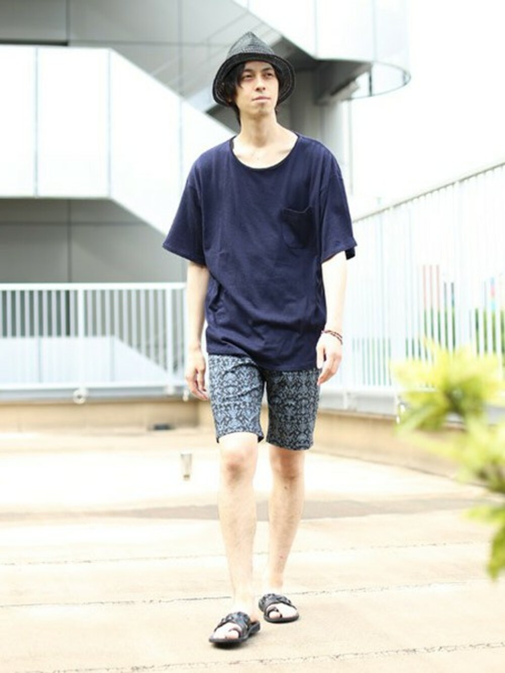 「ビッグシルエット、MR.OLIVE、STUDIOUS、サンダル、ショーツ、STUDIOUS SELECT(STUDIOUS SELECT)、ビッグT、オーナメント」｜「STUDIOUSの【STUDIOUS】プレーティング天竺ビッグTEE◎（Tシャツ/カットソー、ブルー系）」を使った、MIYAGIさん（メンズ・178cm）の夏コーディネートの1枚目の写真