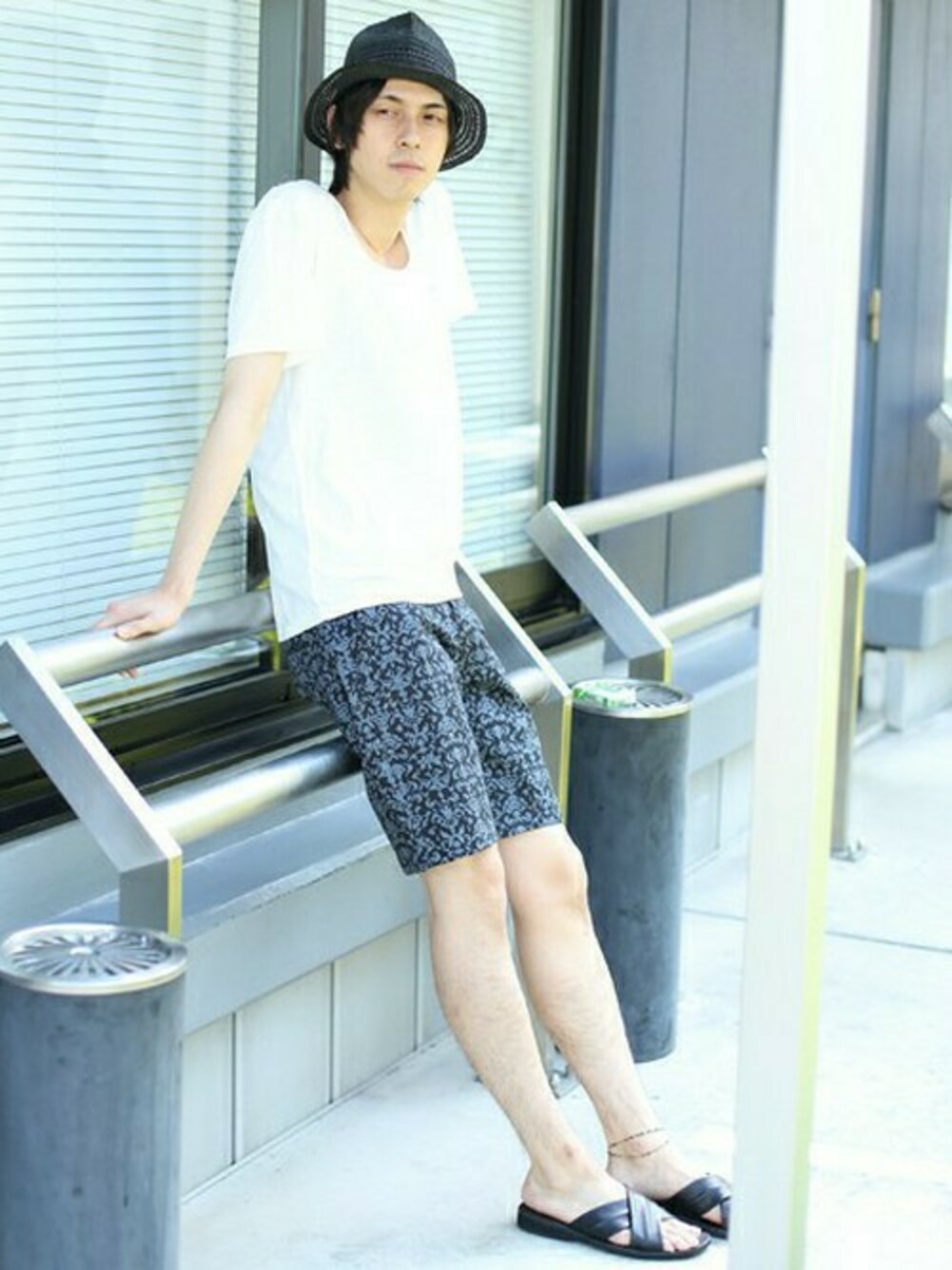 「STUDIOUS、サンダル、ショーツ、STUDIOUS SELECT(STUDIOUS SELECT)、無地T」｜「STUDIOUSの【STUDIOUS】オーナメント柄ショーツ◎（チノパンツ、ブルー系）」を使った、MIYAGIさん（メンズ・178cm）の夏コーディネートの1枚目の写真