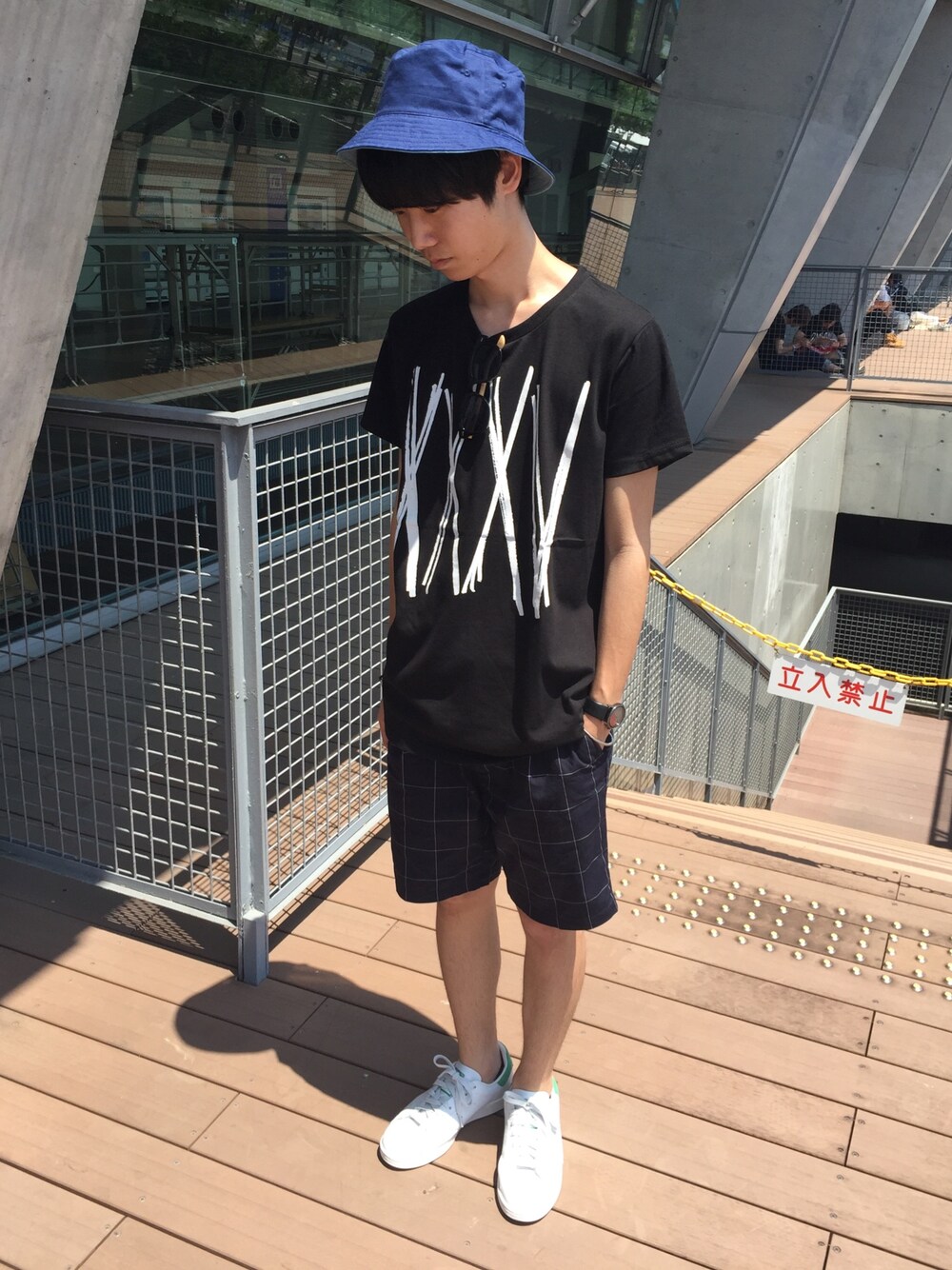 ホワイト系のスニーカー、ブルー系のその他パンツ、ブラック系のTシャツ/カットソーを着用したメンズの夏コーディネートの1枚目の写真