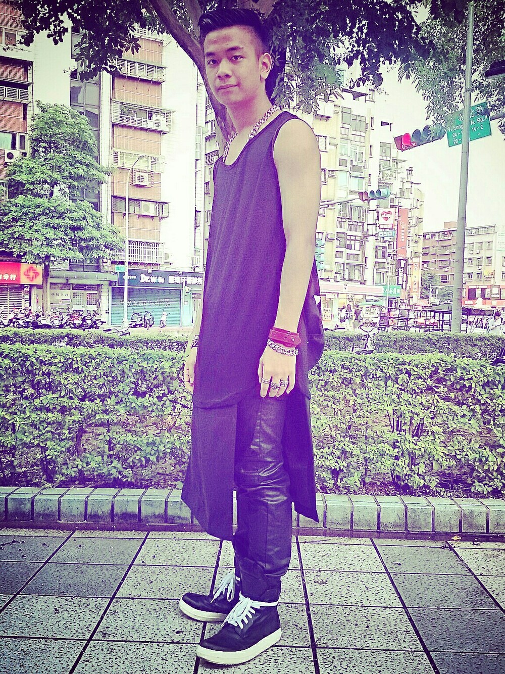 「GIVENCHYのアイテム（スカート、ブラック系）」を使った、2 CHIさん（メンズ・170cm）の夏コーディネートの1枚目の写真