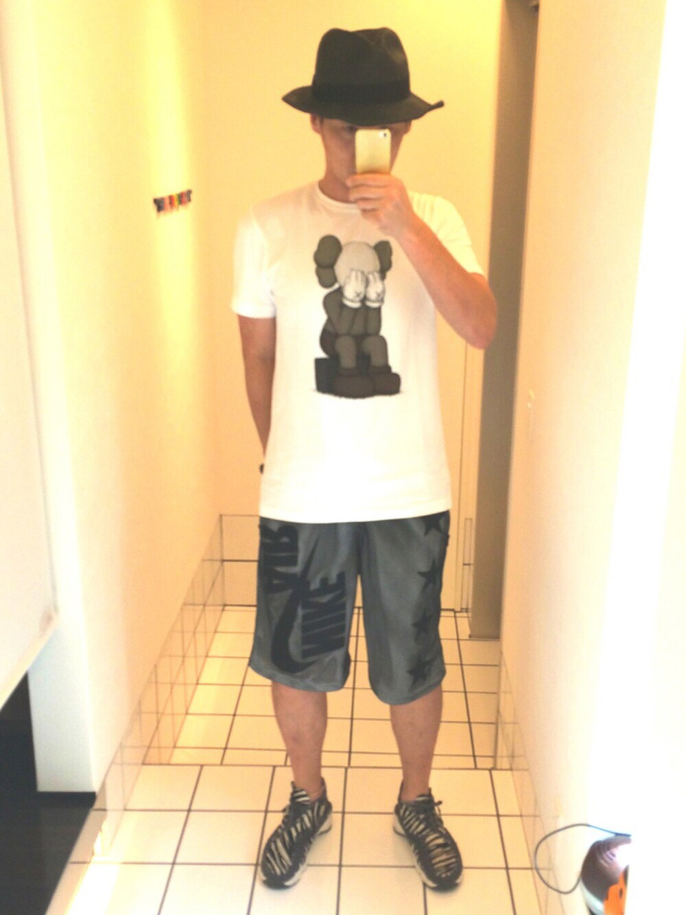 「UNIQLO、UT、kaws、NIKE、ゼブラ柄」｜「UNIQLOのKAWS×UT（Tシャツ/カットソー、ホワイト系）」を使った、流山ＲＥＤＳさん（メンズ・180cm）の夏コーディネートの1枚目の写真