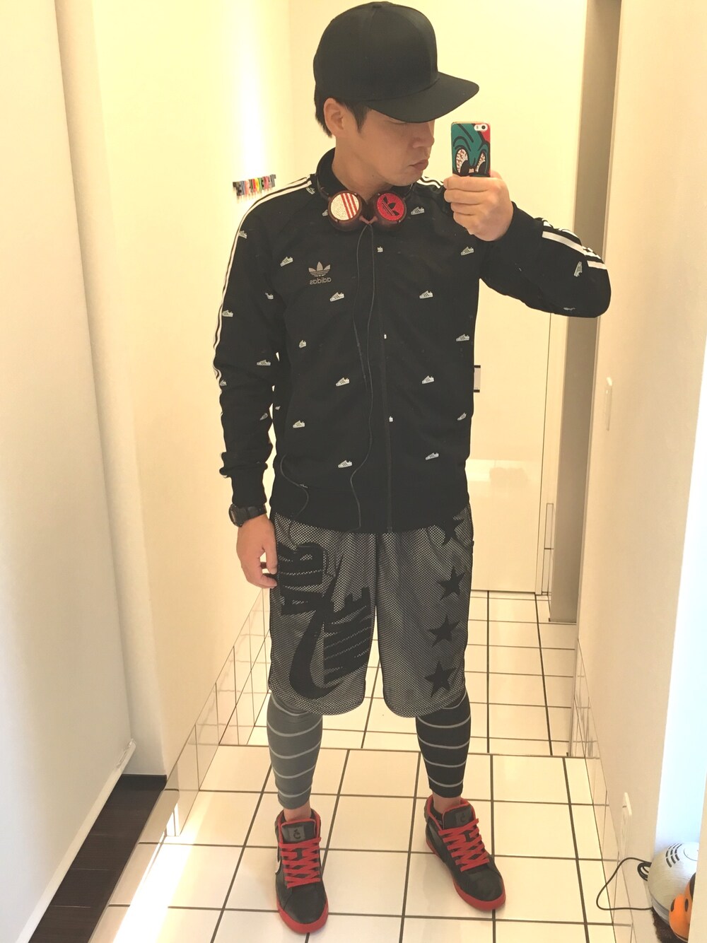 「adidas、adidas originals、NIKE、スワロフスキー、キモ撮り」｜「adidasのアイテム（キャップ、ブラック系）」を使った、流山ＲＥＤＳさん（メンズ・180cm）の秋コーディネートの1枚目の写真