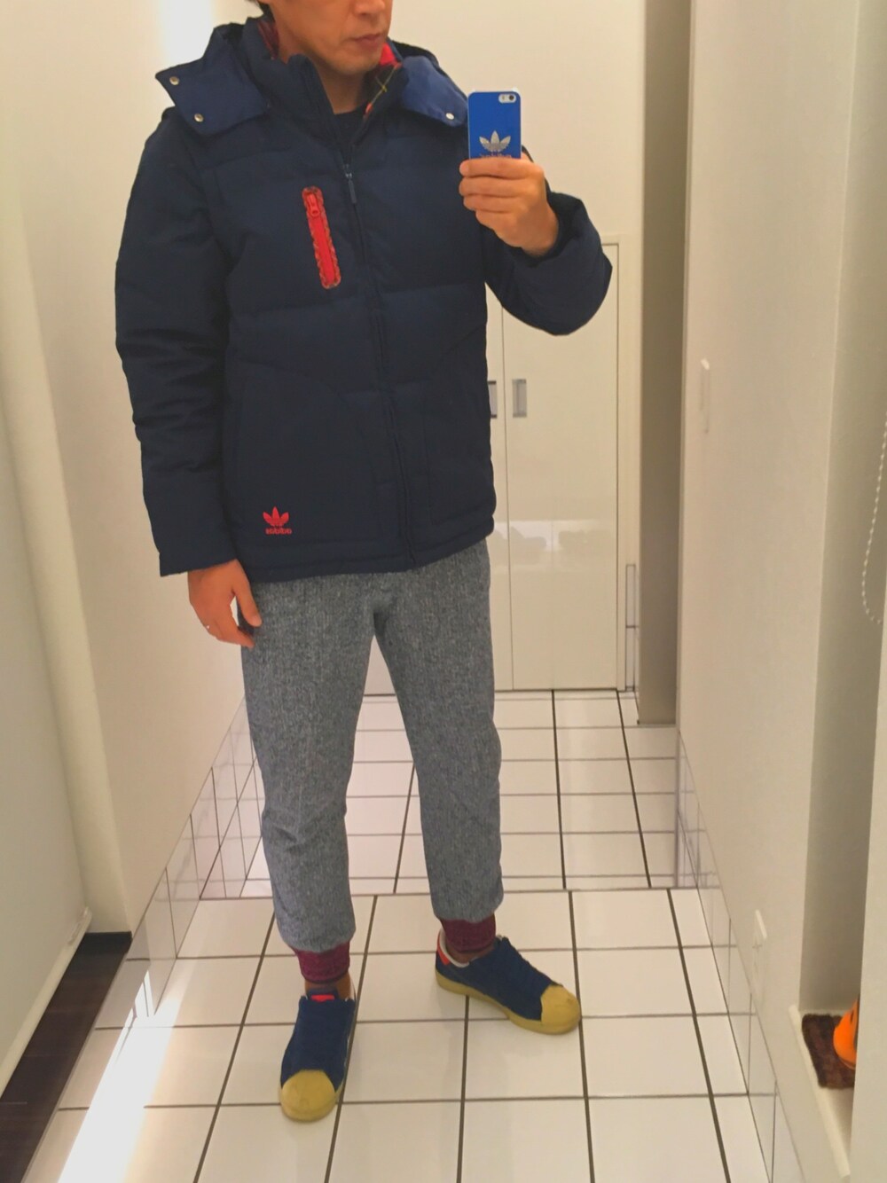 「adidas originals、A BATHING APE、G-SHOCK、Coca-Cola、スワロフスキー、鍼治療コーデ、整骨院」｜「adidas Originalsのアディダス オリジナルス ダウンジャケット adidas Originals DETACH SLV DOWN（ダウンジャケット/コート、ブルー系）」を使った、流山ＲＥＤＳさん（メンズ・180cm）の秋コーディネートの1枚目の写真