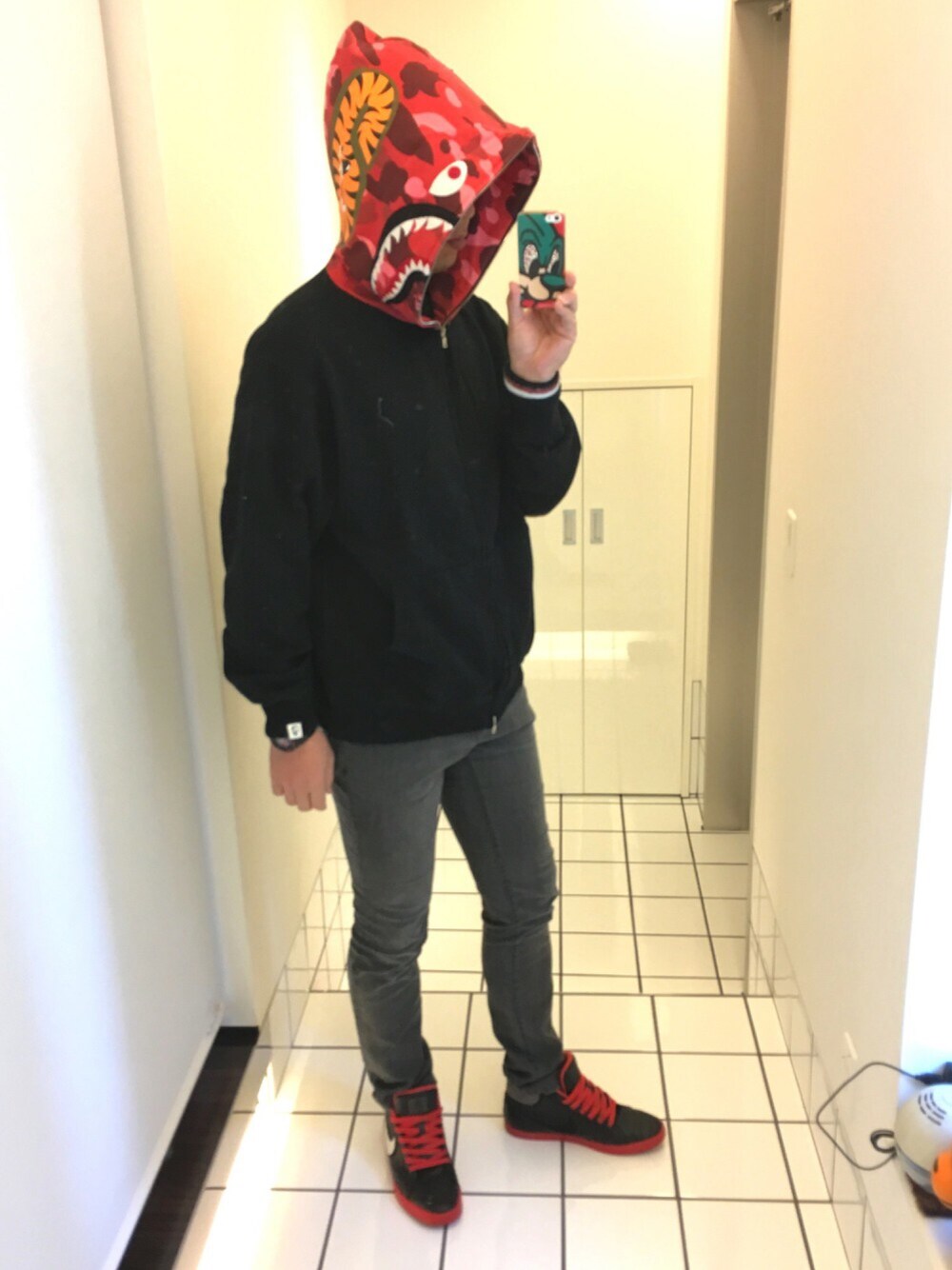 「浦和レッズ、ルヴァンカップ、決勝、A BATHING APE、GU、NIKE、G-SHOCK、観戦スタイル」｜「A BATHING APEのNFS限定シャークPK（パーカー、ブラック系）」を使った、流山ＲＥＤＳさん（メンズ・180cm）の秋コーディネートの1枚目の写真