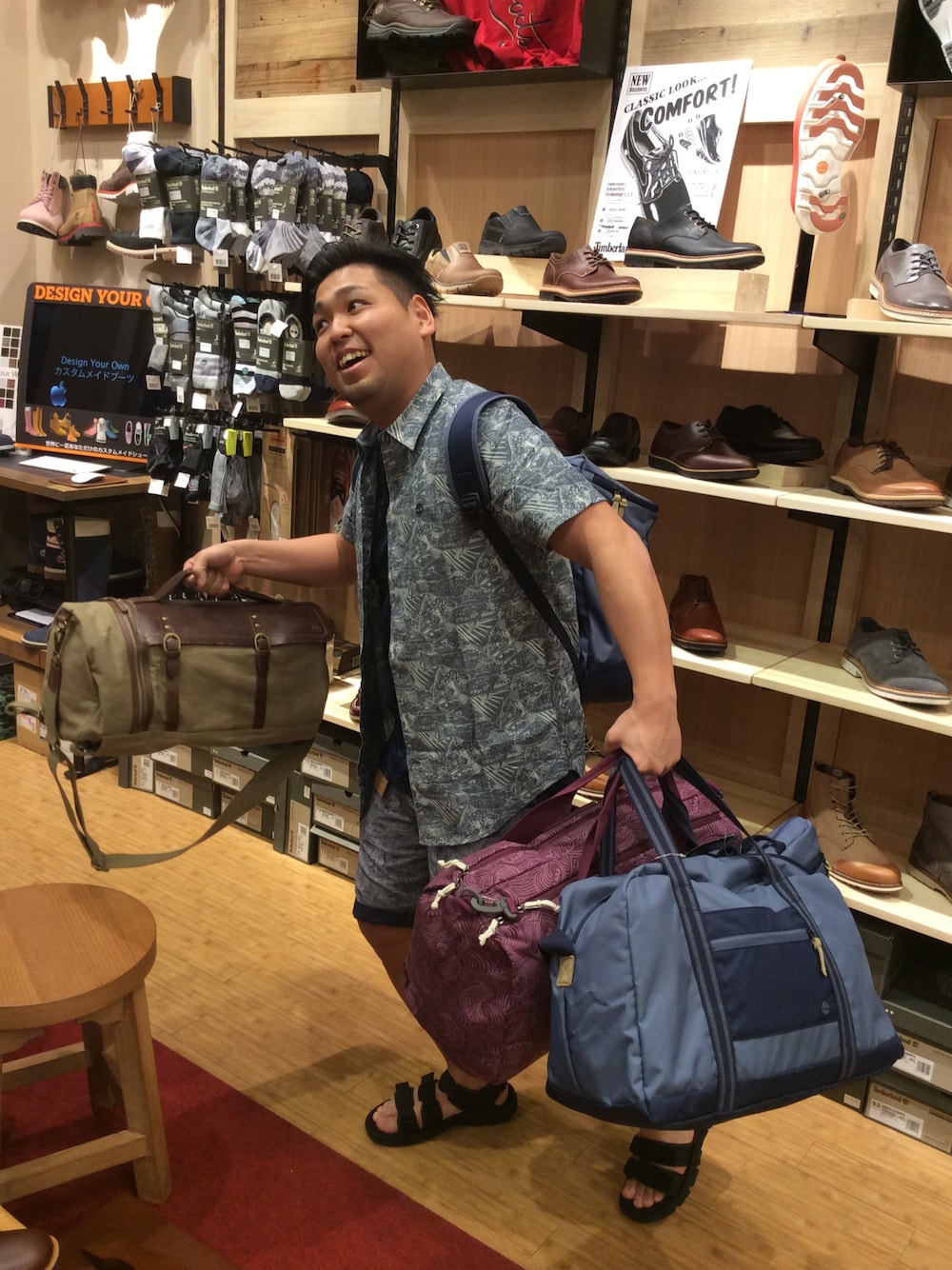 その他のシャツ/ブラウス、ブルー系のバッグ、レッド系のバッグを着用したメンズの春コーディネートの1枚目の写真