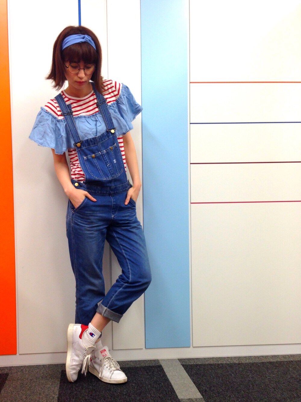 「Another Edition、アナザーエディション、stan smith、BEAUTY&YOUTH UNITED ARROWS、くいだおれ太郎、キャラファッション、赤白青、ストライプ、オーバーオール、デニム」｜「OPAQUE.CLIPのツイストデニムカチューム（ヘアバンド、ブルー系）」を使った、大釜ケリーさん（レディース・165cm）の夏コーディネートの1枚目の写真