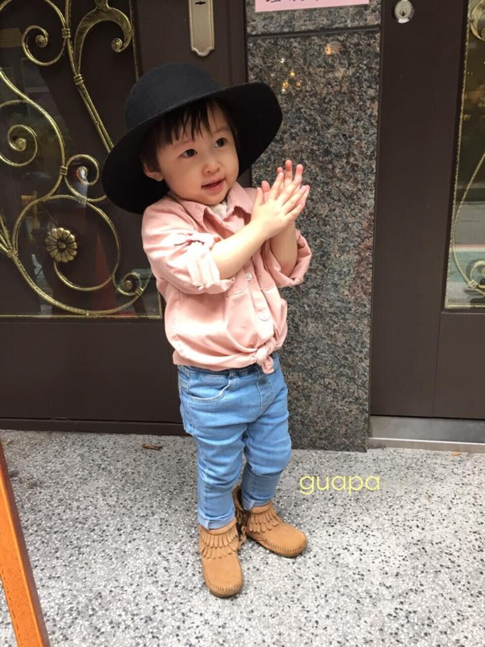 「親子、襯衫、上衣、guapa、小孩」｜「GUAPAの粉色親子襯衫-小人（シャツ/ブラウス、ピンク系）」を使った、yoyoさん（キッズ・90cm）の冬コーディネートの1枚目の写真