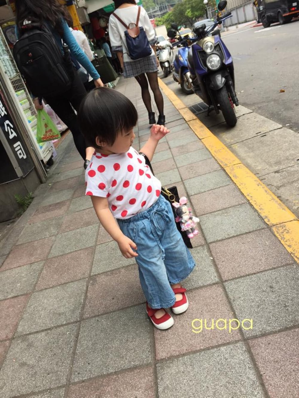 「T-SHIRT、小人、點點、牛仔褲、寬褲、 可愛、 刷色」｜「GUAPAの點點可愛T（Tシャツ/カットソー、その他）」を使った、yoyoさん（キッズ・80cm）の春コーディネートの1枚目の写真
