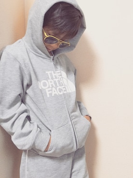 「THE NORTH FACE（ザノースフェイス）のアイテム（パーカー、グレー系）」を使った、naochami_yys✩︎‧₊さん（158cm）の夏コーディネート