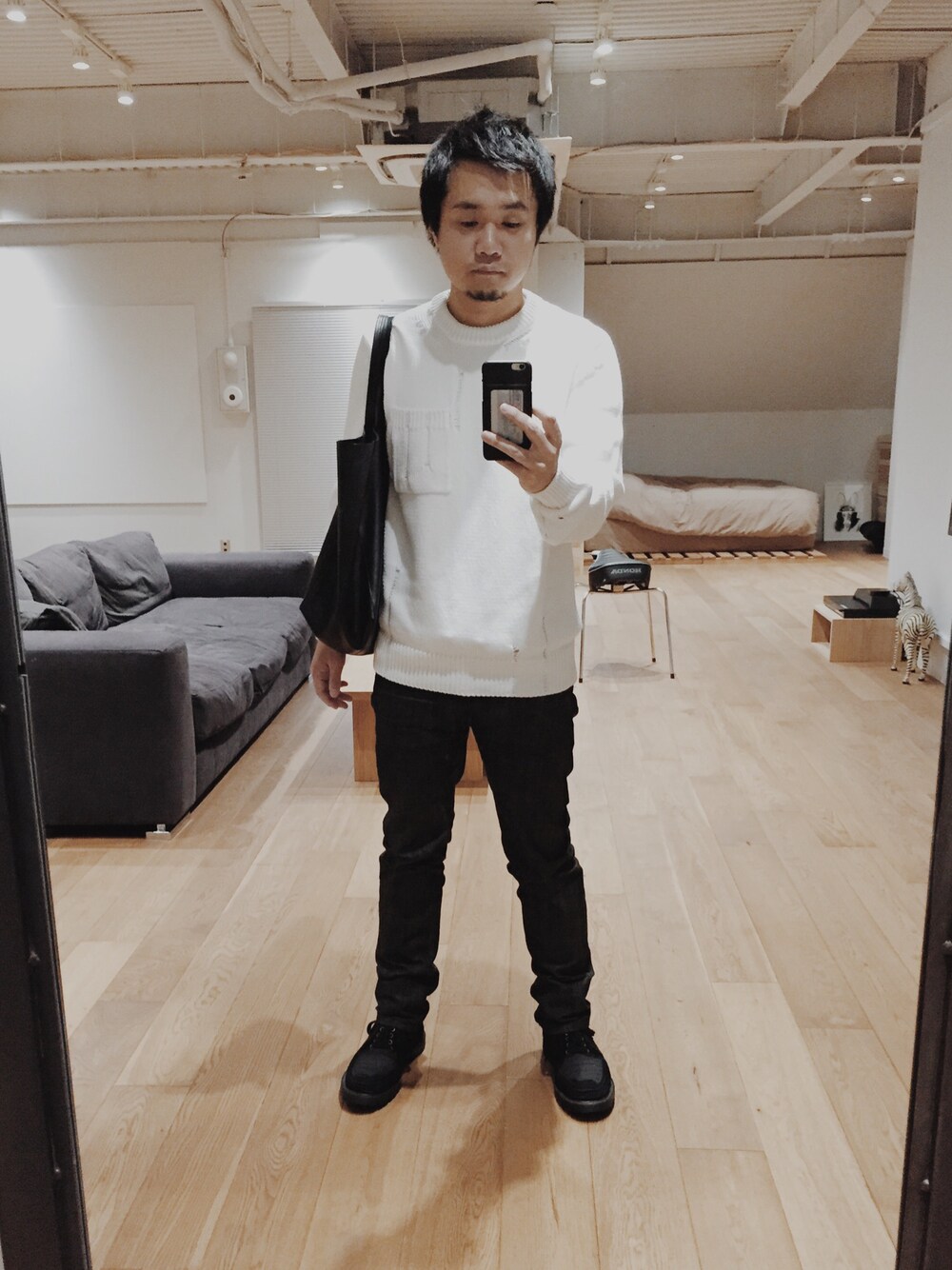「Maison Margielaのアイテム（ニット/セーター、ホワイト系）」を使った、ユウスケさん（メンズ・168cm）の秋コーディネートの1枚目の写真