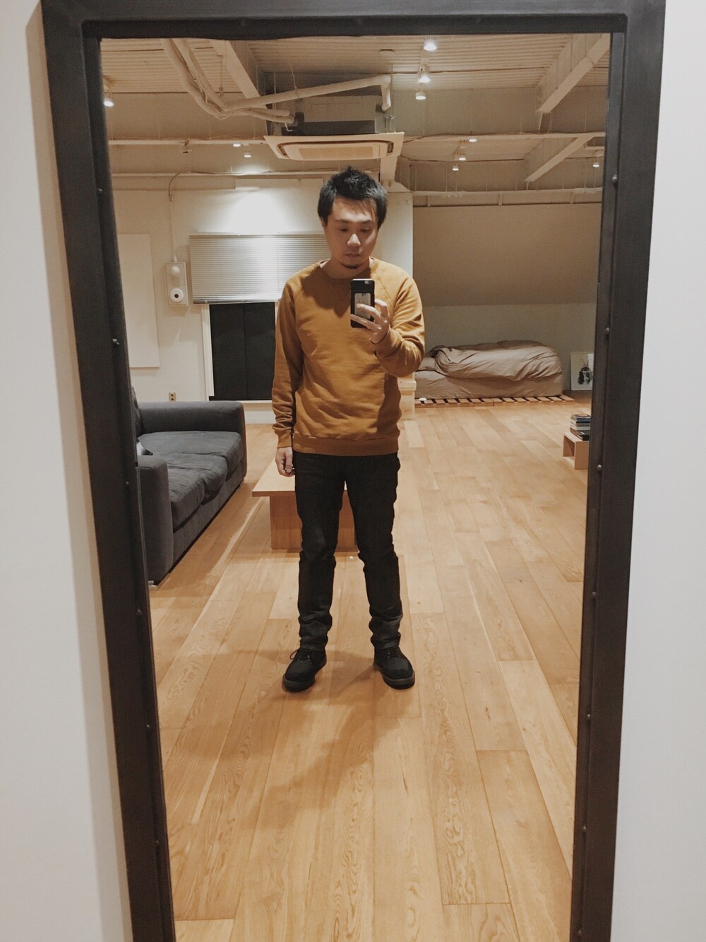 「DRIES VAN NOTENのアイテム（スウェット、イエロー系）」を使った、ユウスケさん（メンズ・168cm）の冬コーディネートの1枚目の写真