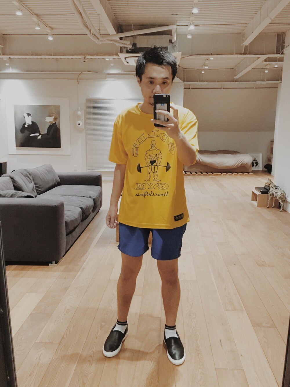 「goldgym、ゴールドジム」｜「Gold Gymのアイテム（Tシャツ/カットソー、イエロー系）」を使った、ユウスケさん（メンズ・168cm）の秋コーディネートの1枚目の写真