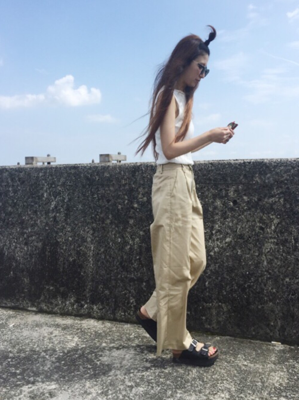 「GU、YOUNG & OLSEN The DRYGOODS STORE、タンクトップ、ワイドパンツ、ママコーデ、カジュアル、カジュアルコーデ、シンプル、シンプルコーデ、パンツスタイル」｜「GUのアイテム（その他パンツ、ベージュ系）」を使った、u__kaさん（レディース・161cm）の夏コーディネートの1枚目の写真
