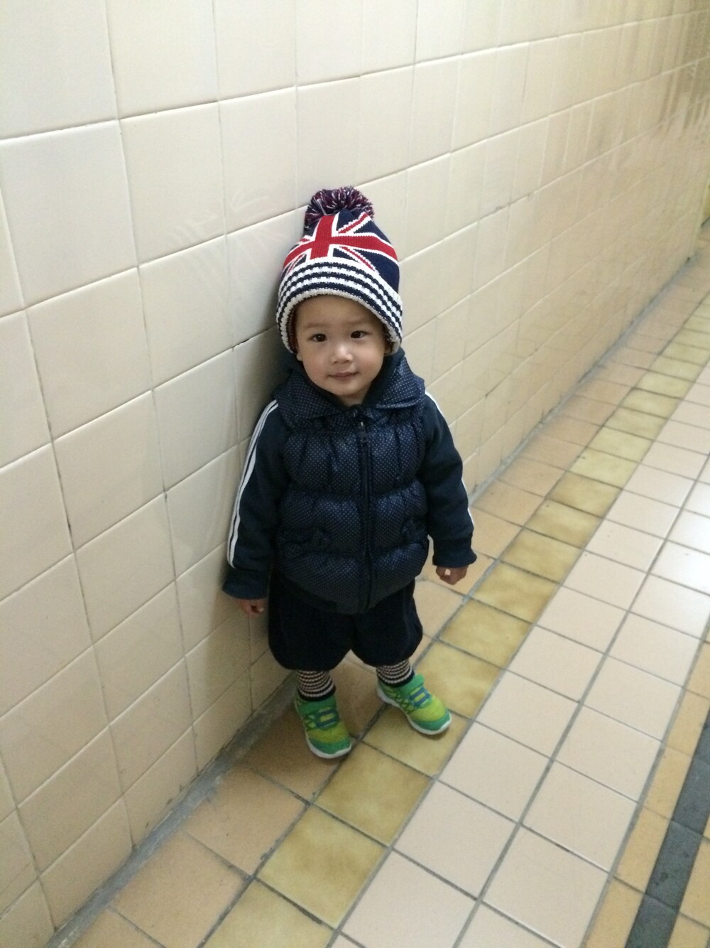 ブラック系のナイロンジャケット、その他のその他パンツ、グリーン系のスニーカーを着用したキッズの冬コーディネートの1枚目の写真