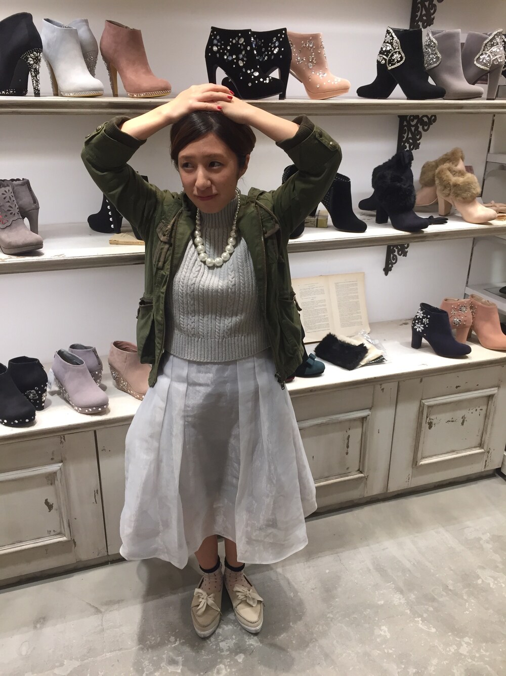 「チュールスカート、ペタンコ靴、グレー、ふわふわスカート、カーキアウター、可愛い」｜「JILL STUARTのアイテム（ドレス、シルバー系）」を使った、みいさん（レディース・147cm）の秋コーディネートの1枚目の写真