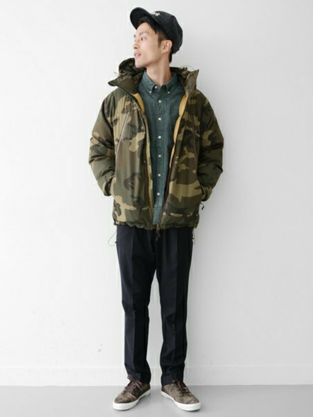 その他のダウンジャケット/コート、ブラック系のスラックス、グリーン系のシャツ/ブラウスを着用したメンズの秋コーディネートの1枚目の写真