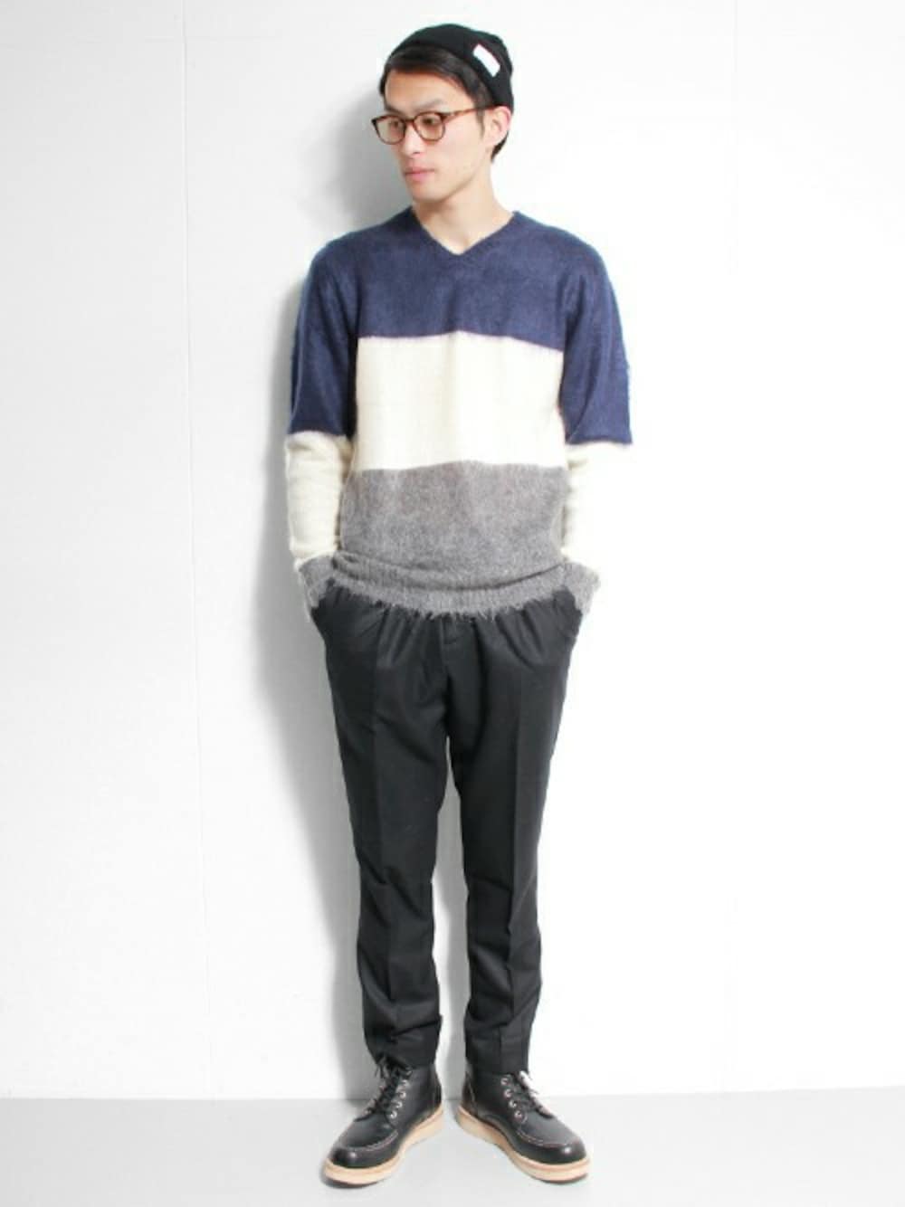ブラック系のスラックス、ブルー系のニット/セーターを着用したメンズの秋コーディネートの1枚目の写真