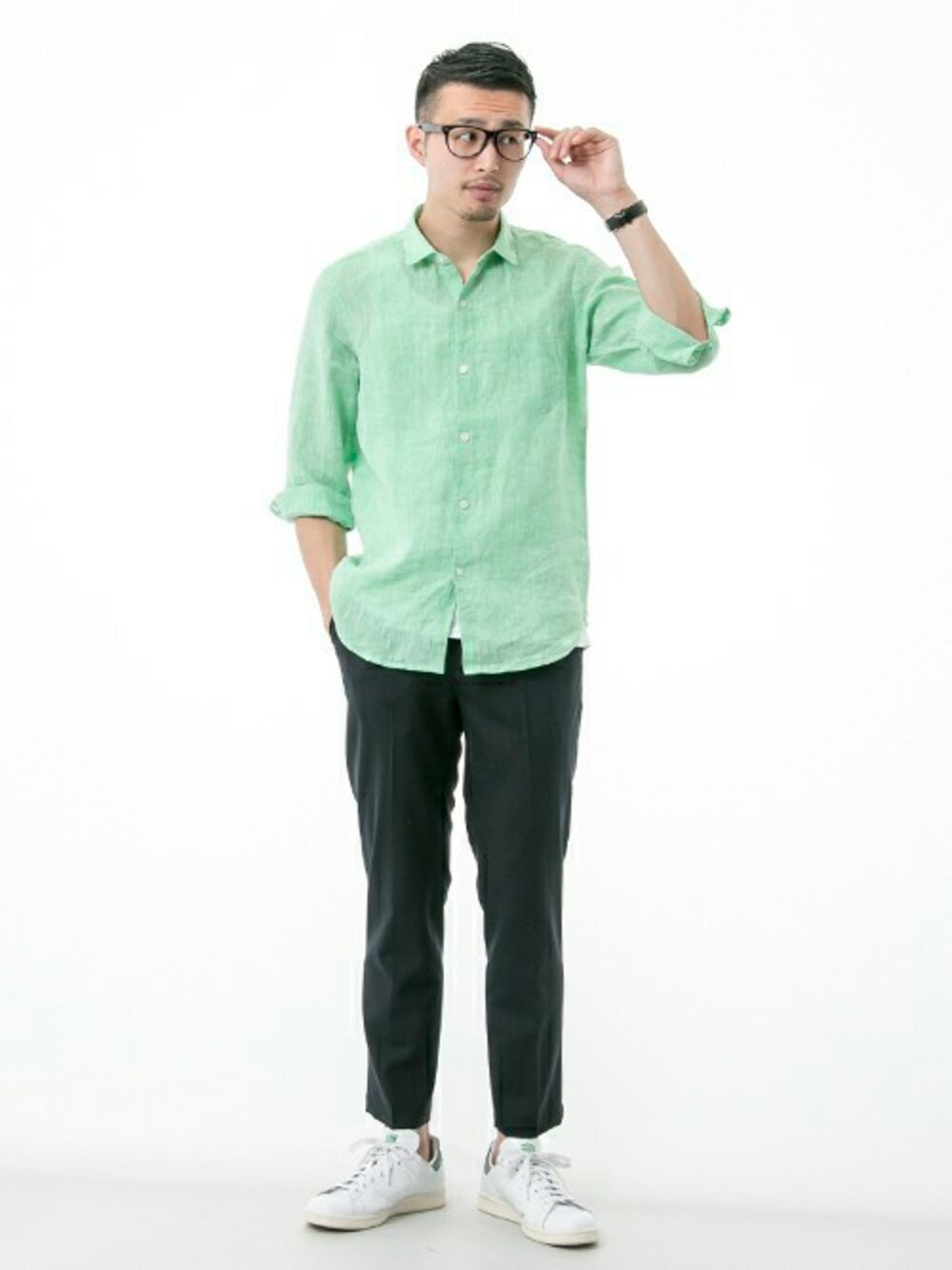 「夏休み、スラックス、眼鏡、9分丈パンツ、SALE、stan smith、リゾートスタイル、リネンシャツ、URBAN RESEARCH、URBAN RESEARCH MENS」｜「URBAN RESEARCHのUR LINEN 7/S SHIRTS（シャツ/ブラウス、グリーン系）」を使った、kondoさん（メンズ・180cm）の夏コーディネートの1枚目の写真