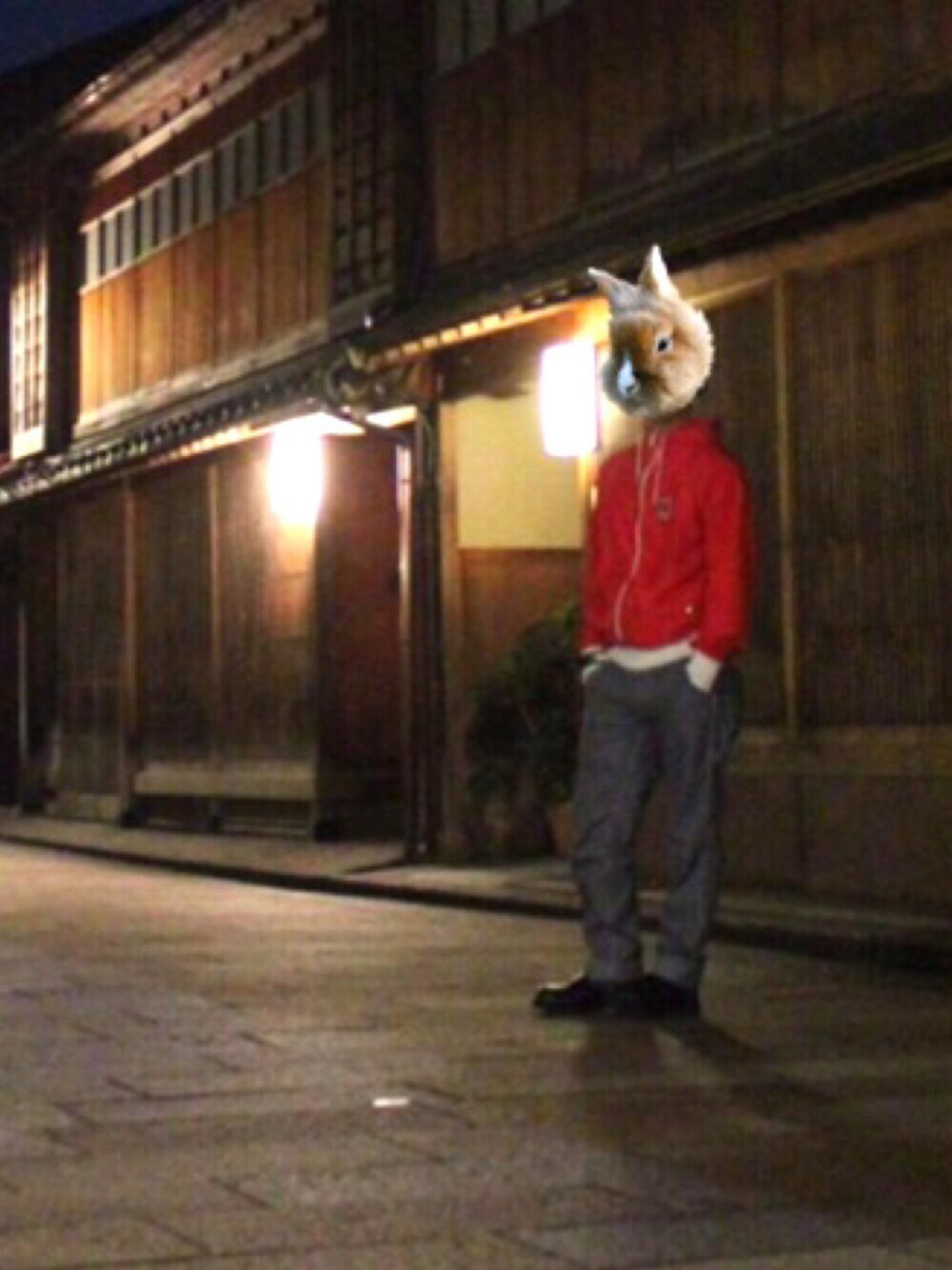 「デニム、メゾン キツネ(MAISON KITSUNE)、ワイドパンツ、金沢、coen、ドクターマーチン」｜「Maison KitsuneのWINDBREAKER WITH FOX HEAD PARKA（ナイロンジャケット、レッド系）」を使った、しゅんさん（メンズ・170cm）の秋コーディネートの1枚目の写真