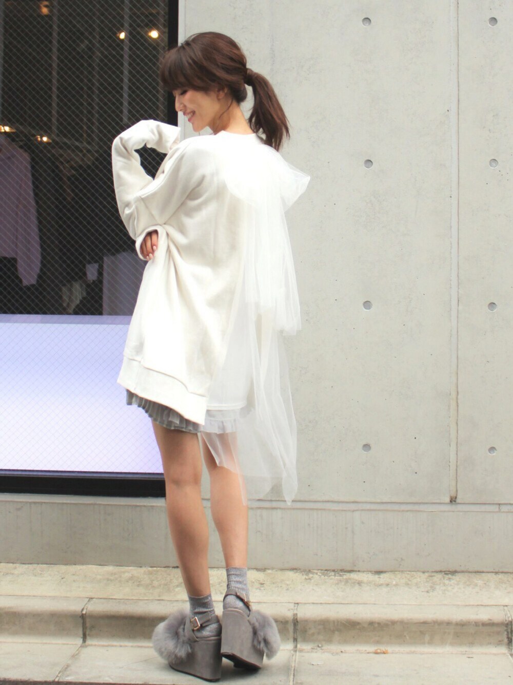 ホワイト系のスウェット、グレー系のその他パンツ、グレー系のサンダルを着用したレディースの秋コーディネートの1枚目の写真