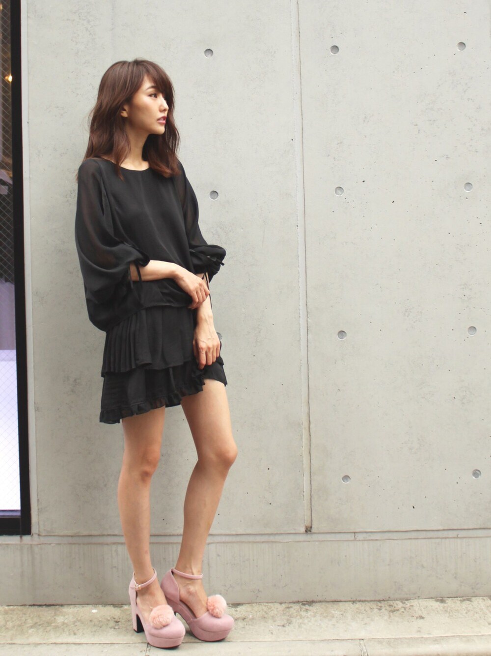 ブラック系のシャツ/ブラウス、ブラック系のその他パンツ、ピンク系のパンプスを着用したレディースの秋コーディネートの1枚目の写真