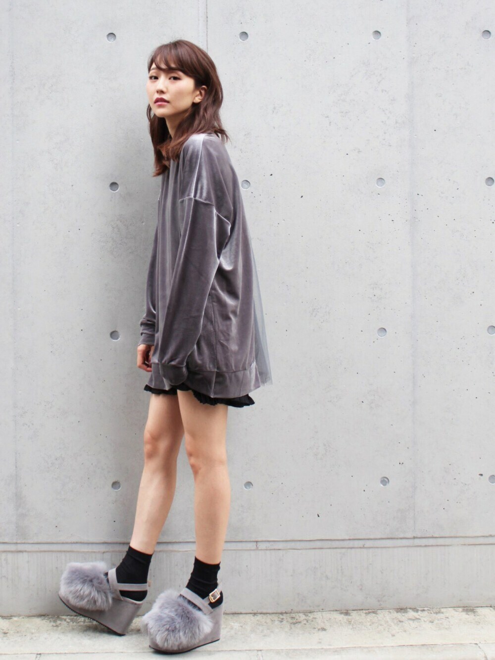 グレー系のトップス、ブラック系のその他パンツ、グレー系のサンダルを着用したレディースの秋コーディネートの1枚目の写真