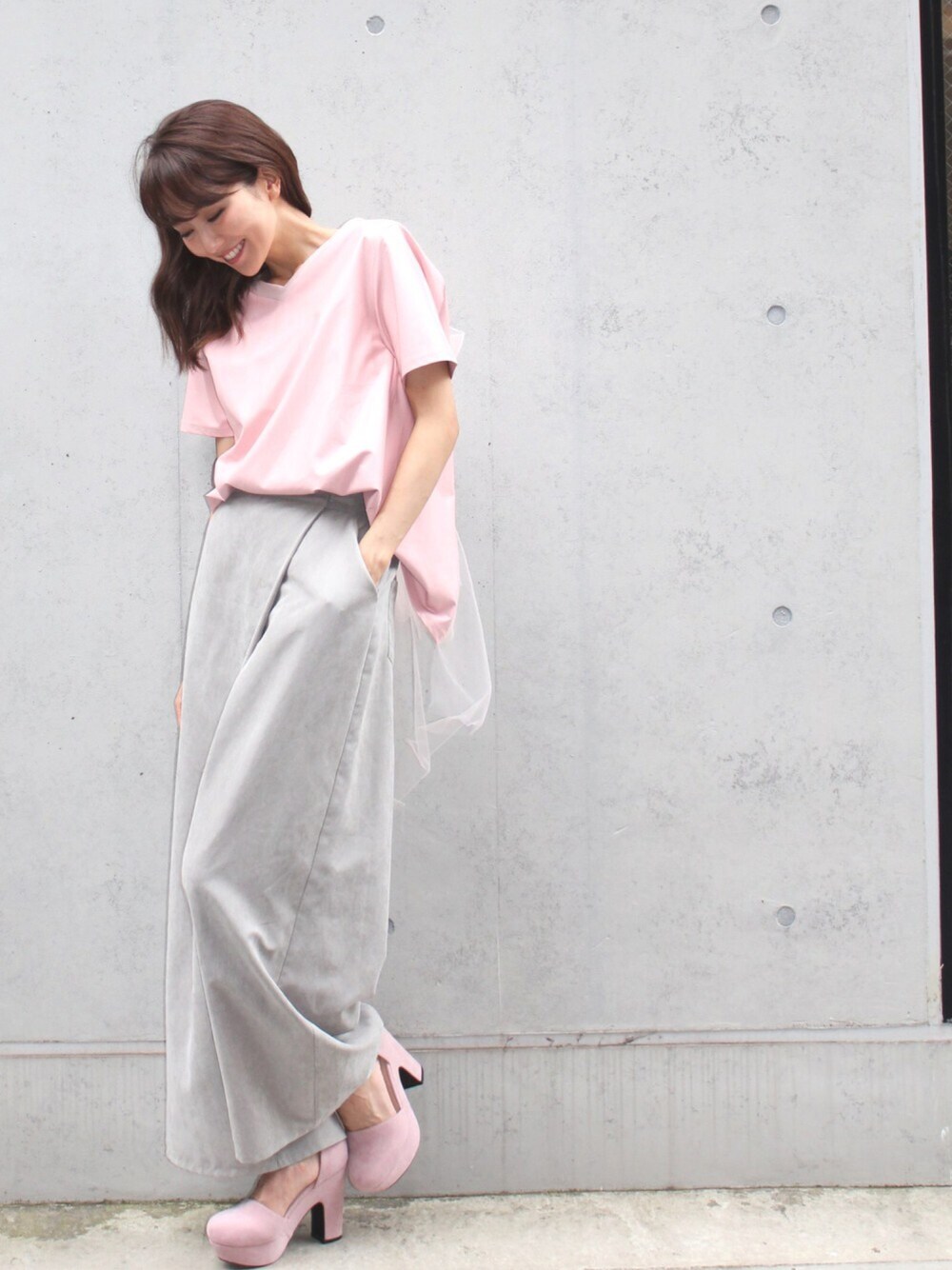 ピンク系のTシャツ/カットソー、グレー系のその他パンツ、ピンク系のパンプスを着用したレディースの秋コーディネートの1枚目の写真