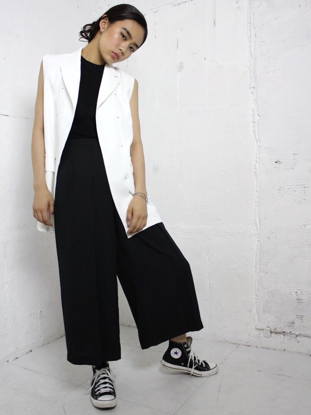 ブラック系のその他パンツ、ピンク系のTシャツ/カットソー、ホワイト系のその他アウターを着用したレディースの夏コーディネートの1枚目の写真