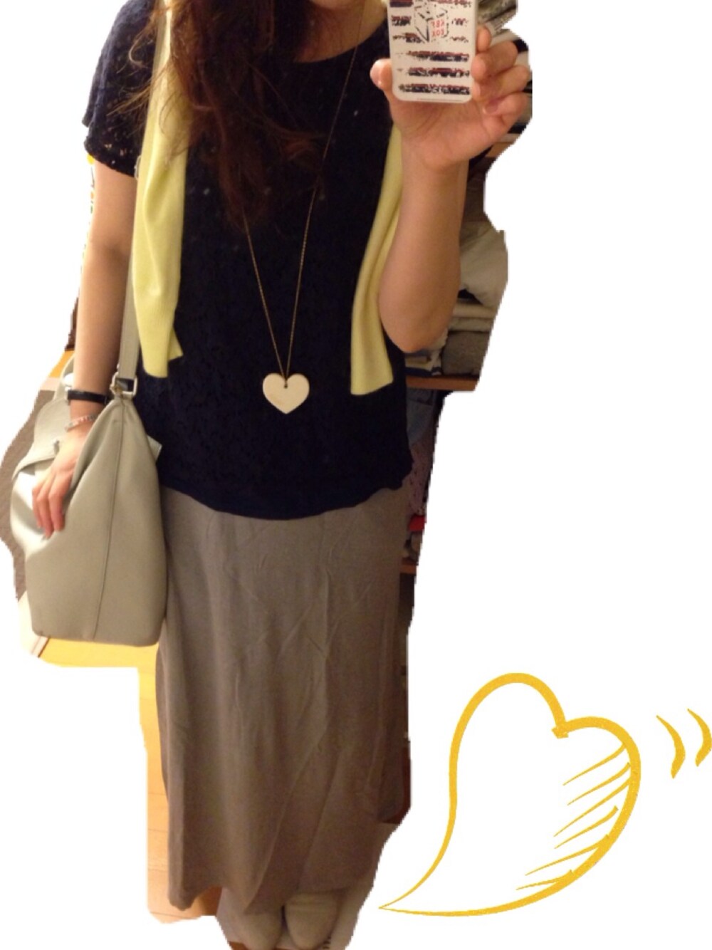 グレー系のバッグ、ホワイト系のその他シューズを着用したレディースの春コーディネートの1枚目の写真