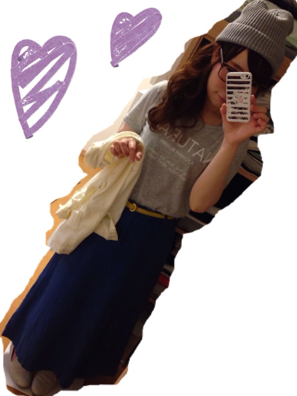 グレー系のTシャツ/カットソー、イエロー系のシャツ/ブラウス、ブルー系のスカートを着用したレディースの春コーディネートの1枚目の写真