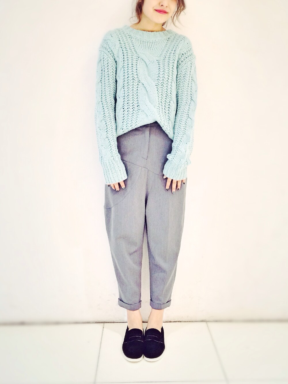 「Ray Cassin、青ニット、ローファー、ざっくりニット、タックパンツ」｜「RAY CASSINのアイテム（ニット/セーター、ブルー系）」を使った、さゆぴすさん（レディース・165cm）の冬コーディネートの1枚目の写真