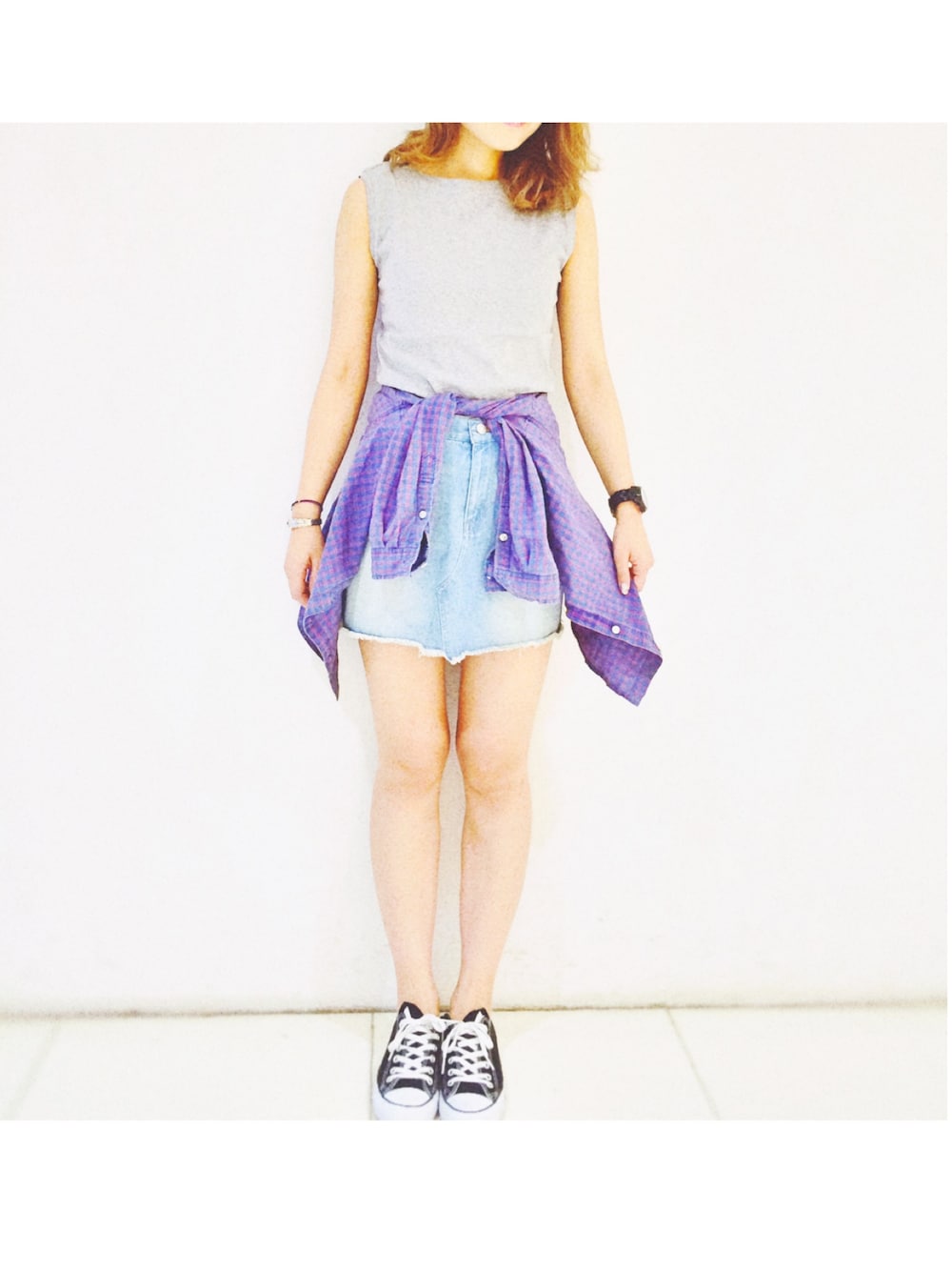 グレー系のTシャツ/カットソー、ブルー系のシャツ/ブラウス、ブルー系のデニムスカートを着用したレディースの夏コーディネートの1枚目の写真