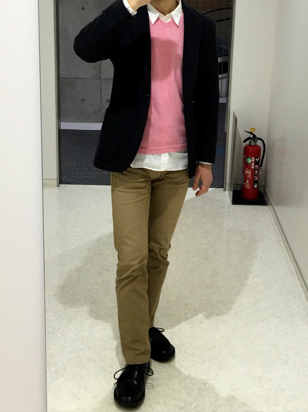 ベージュ系のその他パンツ、ブラック系のシューズ、ブラック系のジャケット/アウターを着用したメンズの春コーディネートの1枚目の写真