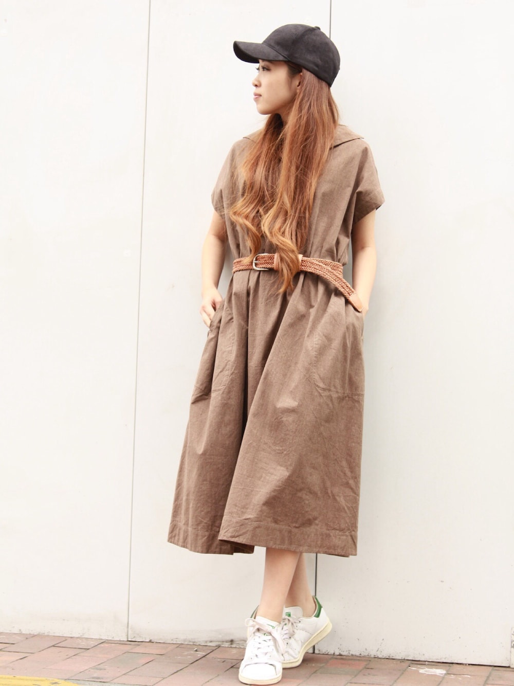 「大人カジュアル、秋色、スニーカー、ワンピース×スニーカー、キャップ、45R、きれいめカジュアル」｜「SMIR NASLIのSuede Cap（キャップ、ブラック系）」を使った、Chihiro Washidaさん（レディース・155cm）の夏コーディネートの1枚目の写真
